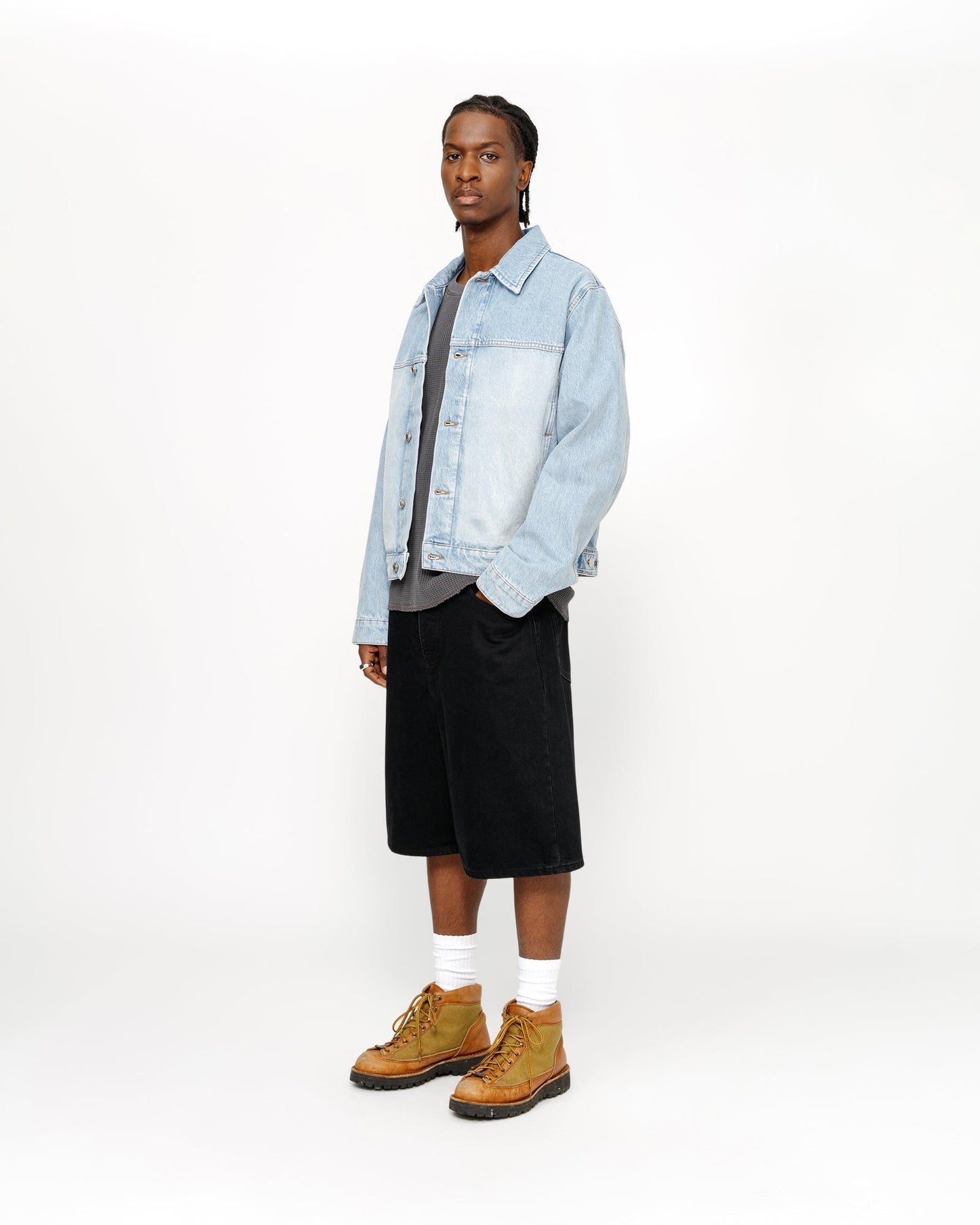 GROSSE, ALTE, KURZE DENIM-HOSE 