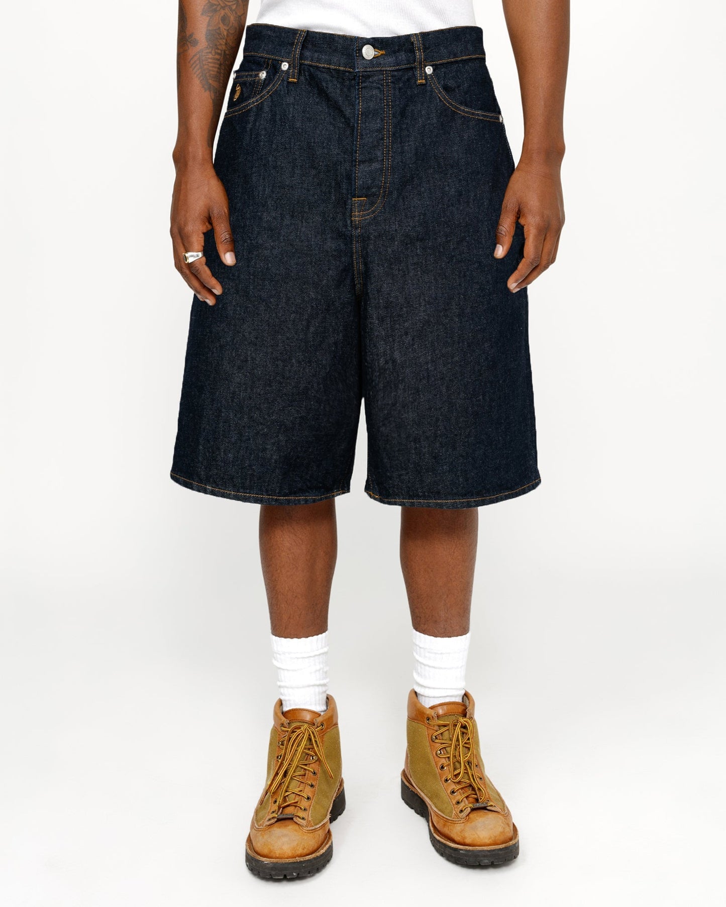 GROSSE, ALTE, KURZE DENIM-HOSE 