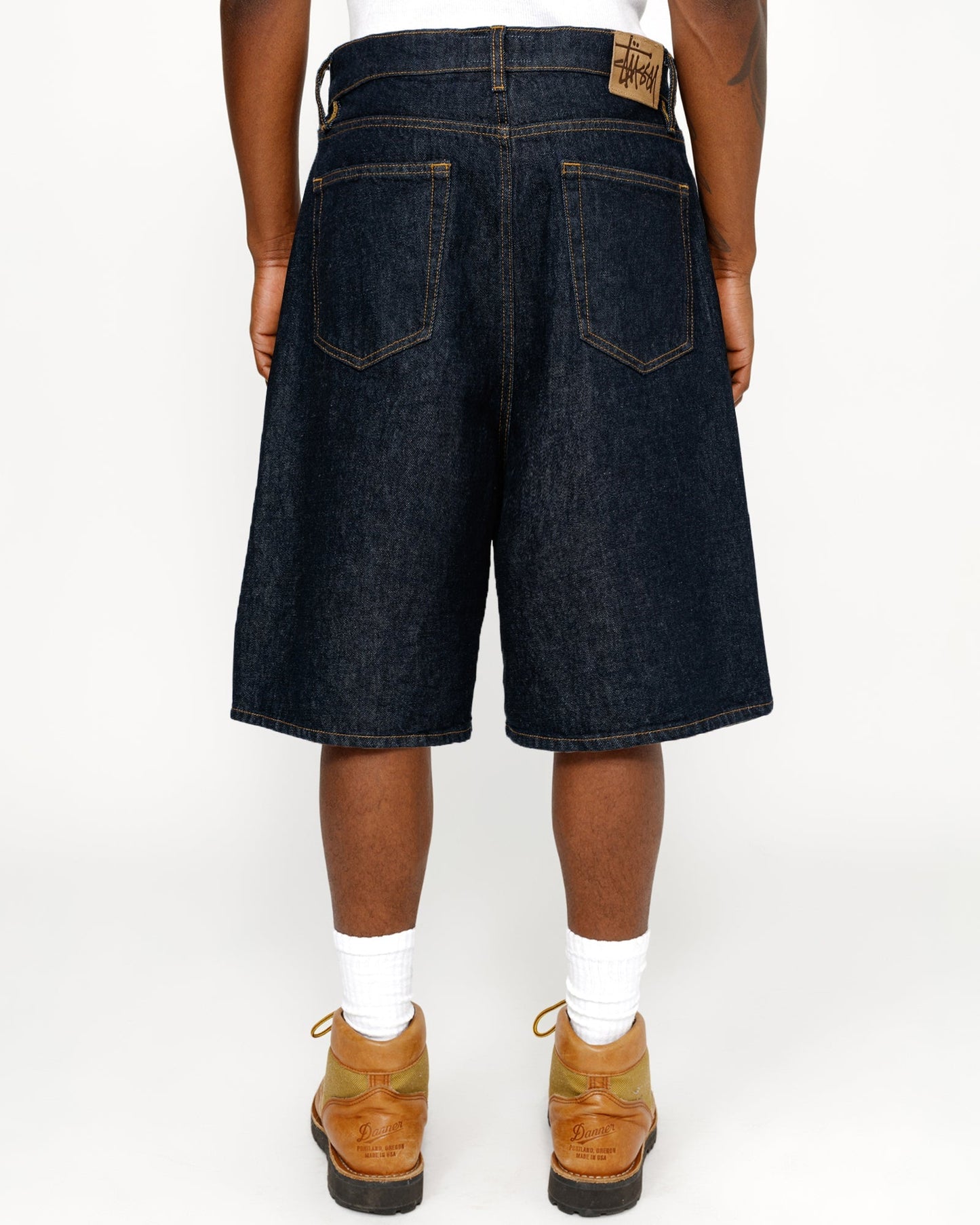 GROSSE, ALTE, KURZE DENIM-HOSE 