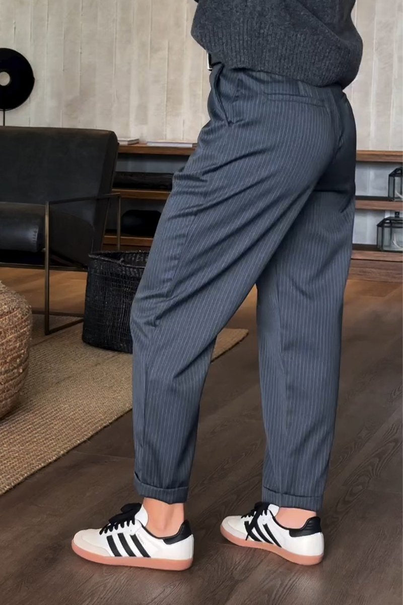 Lässige, gestreifte, verkürzte Anzughose für Damen 